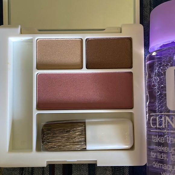 Clinique makeup set. Palette, black honey lipstick, eyeliner and makeup remover - Picture 2 of 3
